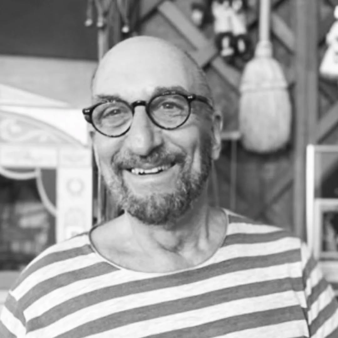 Kan een zwart-witafbeelding zijn van 1 persoon, baard en bril