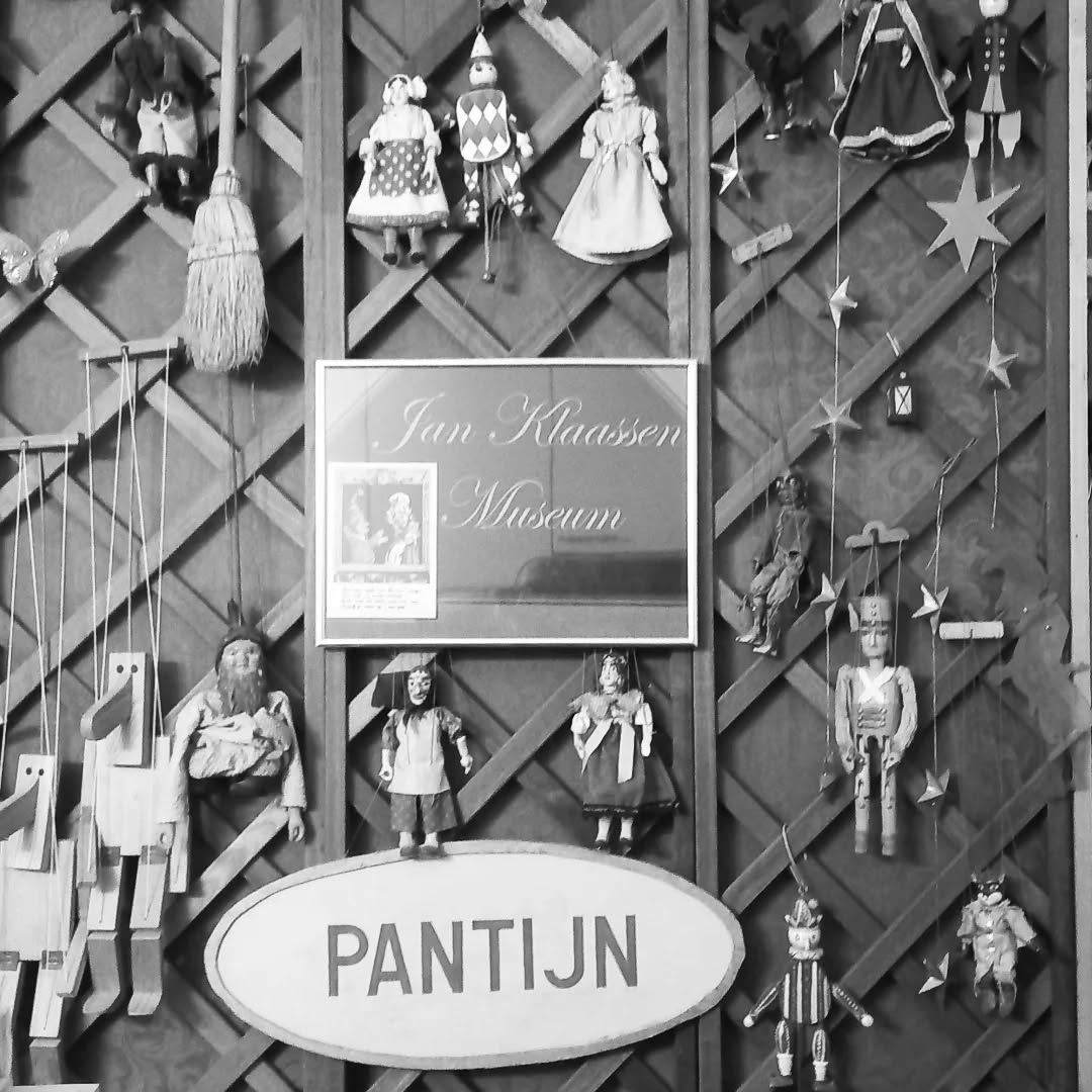 Kan een zwart-witafbeelding zijn van 1 persoon en de tekst 'Jan Kaassen နြ့ Museum 司 PANTIJN'
